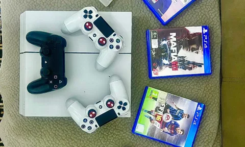 Ps4 3 leva+lojra /cmim i diskutueshem