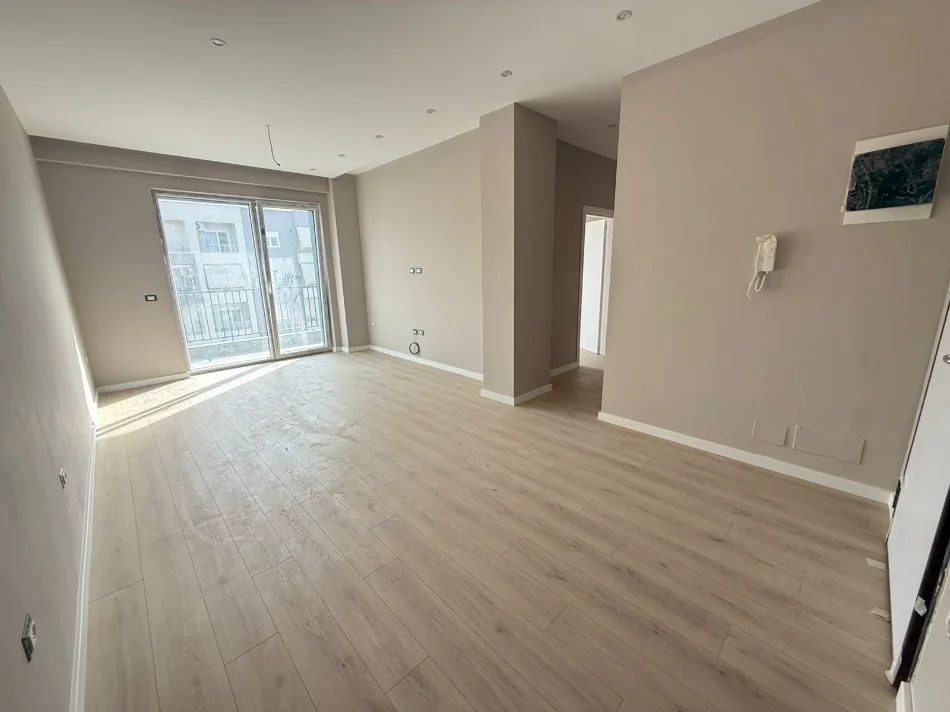Tirane, jepet me qera zyre Kati 7, 87 m² 800 € (KOMUNA E PARISIT)