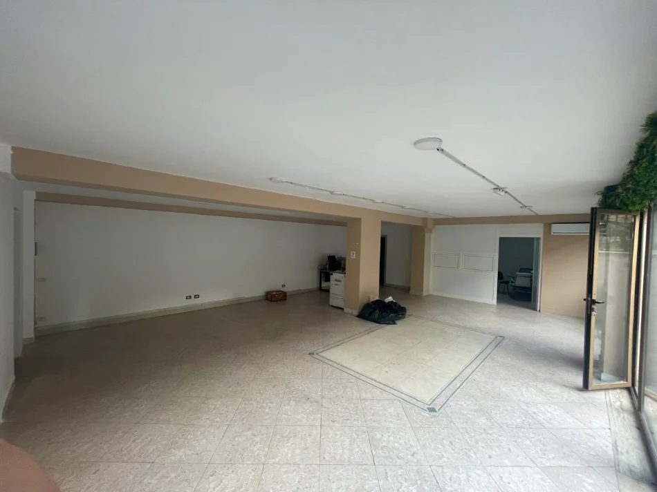 Tirane, jepet me qera zyre Kati 0, 163 m² 1.700 € (PAZARII RI)