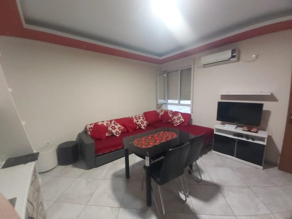 Tirane, jepet me qera Apartament 1+1,Mobiluar, Çmimi 55,000 Lekë të Reja,Pranë Kopshtit Zoologjik, Tiranë.