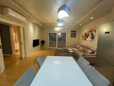 Tirane, jepet me qera apartament 2+1 Kati 1, 118 m² 1.000 € (Komuna e Parisit)