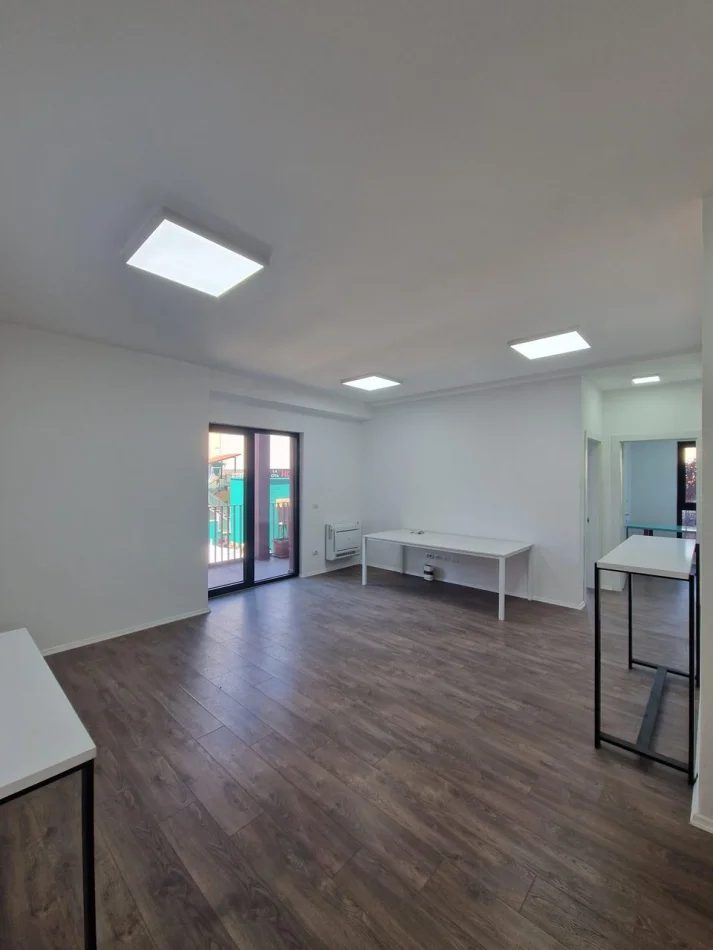 Tirane, jepet me qera ambjent biznesi Kati 3, 105 m² 950 € (Rruga e Kavajës – Garden Building)