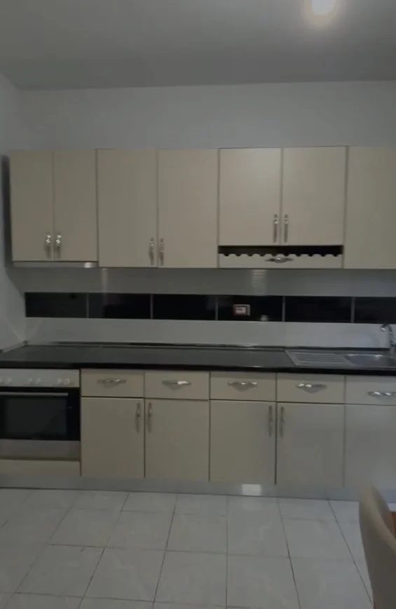 Tirane, jepet me qera apartament 2+1 Kati 1, 242 m² 330 € (Paskuqan)