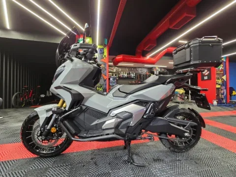 Tirane, shes motor , gri metalizato 16.000 km 13.000 €