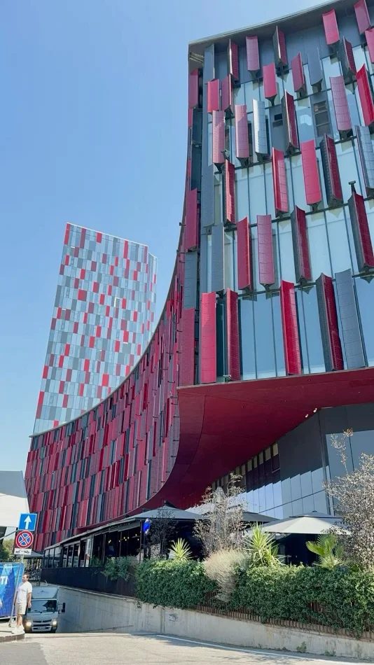 Tirane, jepet me qera zyre Kati 1, 450 m² 15.000 €