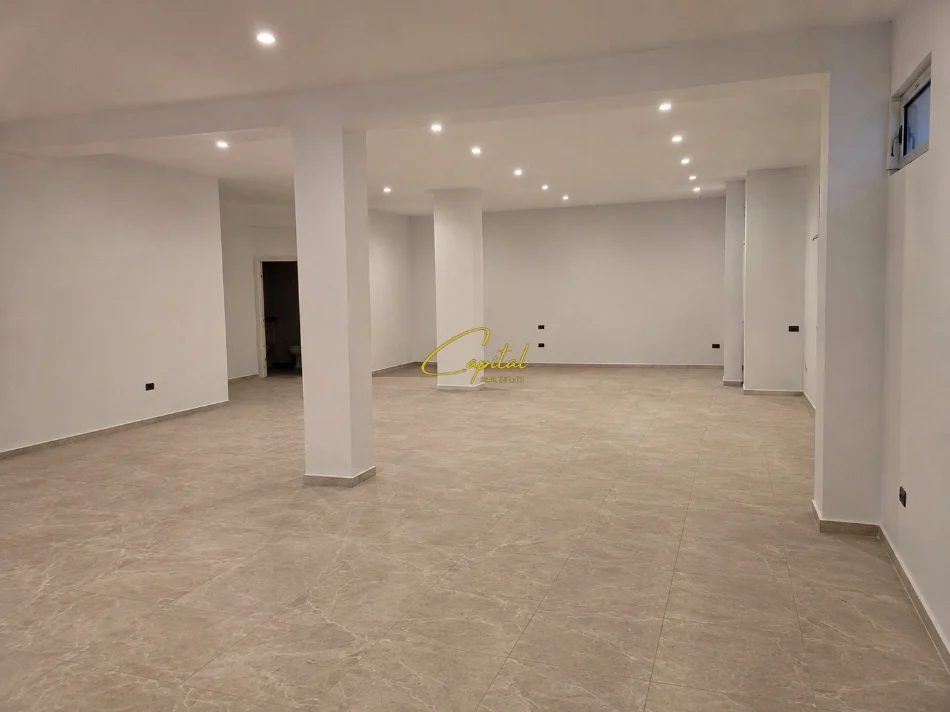 Tirane, jepet me qera dyqan Kati 0, 90 m² 2.000 € (YZBERISHT)