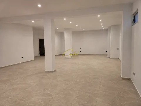 Tirane, jepet me qera dyqan Kati 0, 90 m² 2.000 € (YZBERISHT)