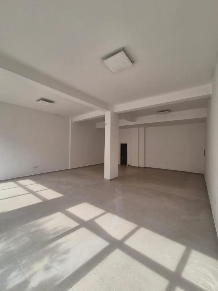 Tirane, jepet me qera dyqan Kati 0, 95 m² 1.500 € (KOMUNA E PARISIT)