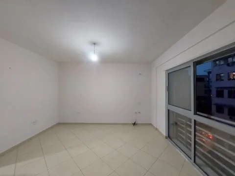Tirane, jepet me qera apartament 2+1 Kati 4, 90 m² 450 € (Rruga 5 Maji)