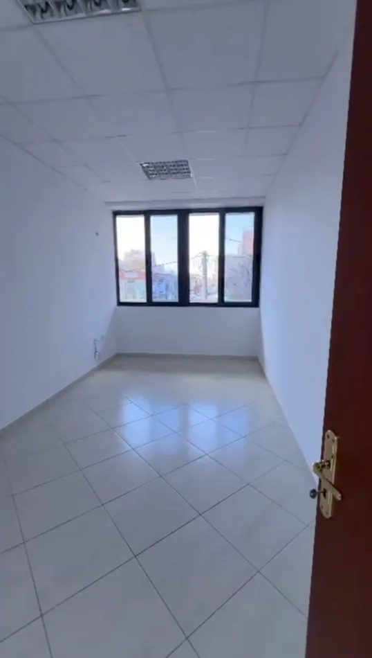 Tirane, jepet me qera ambjent biznesi Kati 1, 131 m² 1500 € (Rruga Dritan Hoxha)