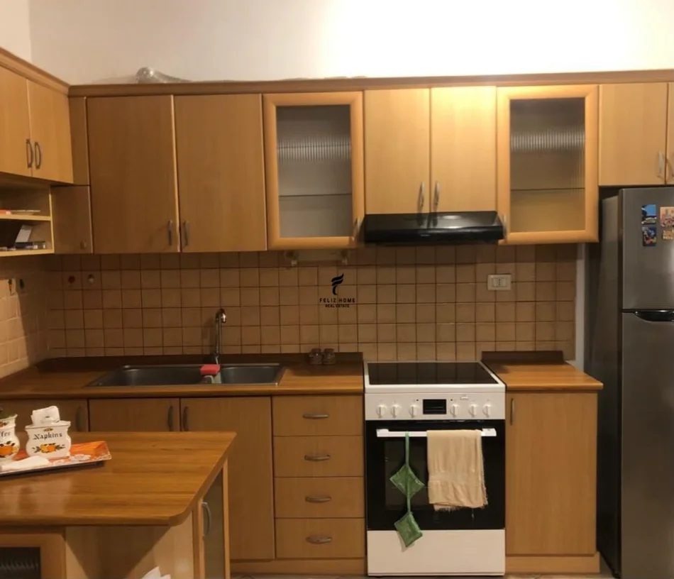 Tirane, jepet me qera apartament 1+1 Kati 2, 65 m² 500 € (KOMUNA E PARISIT)