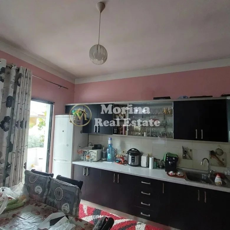 Tirane, shitet Vile 3 Katshe , 300 m² 320.000 € (Rruga 5 Maj)