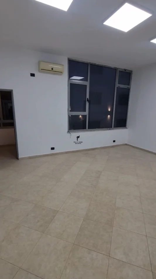 Tirane, jepet me qera zyre Kati 1, 80 m² 960 € (MYSLYM SHYRI)