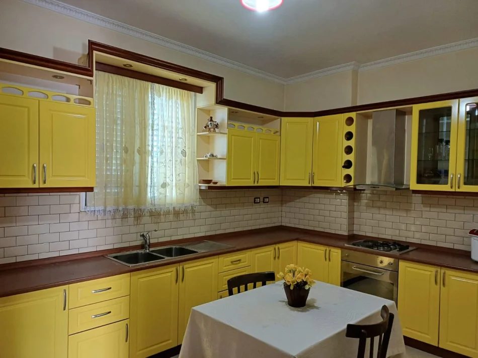 Fier, jepet me qera apartament 4+1 Kati 1, 1.083 m² 2.500 € (Fier)