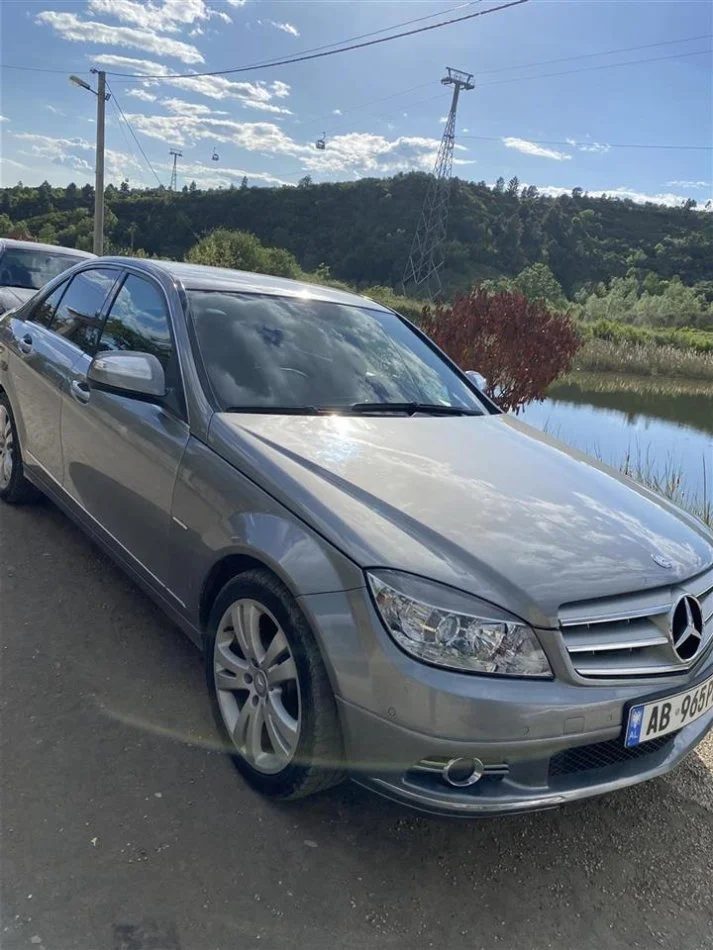 Tirane, shes makine benc mercedez Nafte, gri automatik Klima 220.000 km 7000 euro