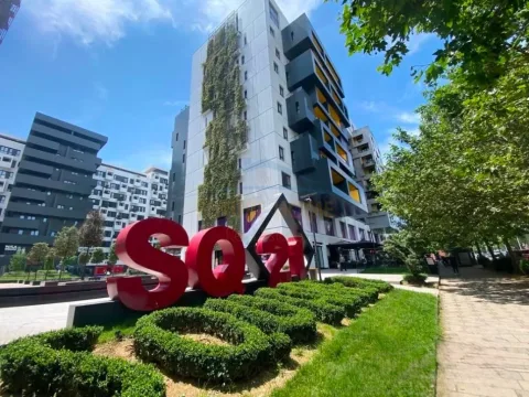 SHITET POST PARKIMI TEK SQUARE 21