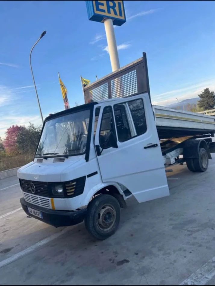 Lezhe, shitet Kamioncine MERCEDES-BENZ 410 Nafte, e bardhë 165.000 km 9.250 €