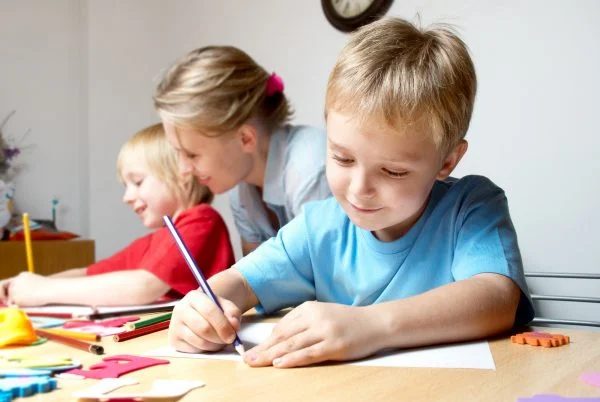 Jam mesuese me 20 vite eksperience ,kerkoj te punoj me femije studim pas shkollor. Banoj ne don bosko dhe preferoj qe fe