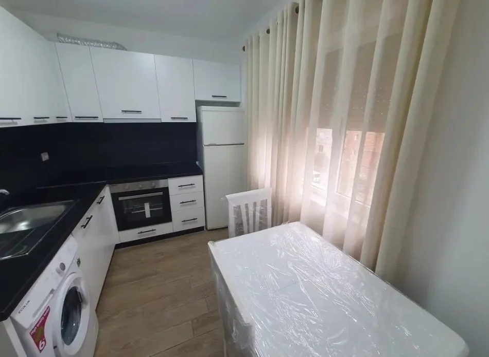 Tirane, jepet me qera apartament 1+1+Ballkon , 52 m² 480 € (Rruga e Durresit)