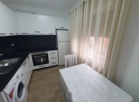 Tirane, jepet me qera apartament 1+1+Ballkon , 52 m² 480 € (Rruga e Durresit)