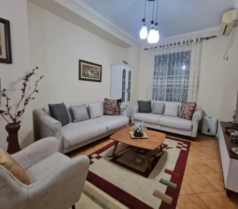 Tirane, jepet me qera apartament 3+1 Kati 3, 100 m² 850 € (SHALLVARET)