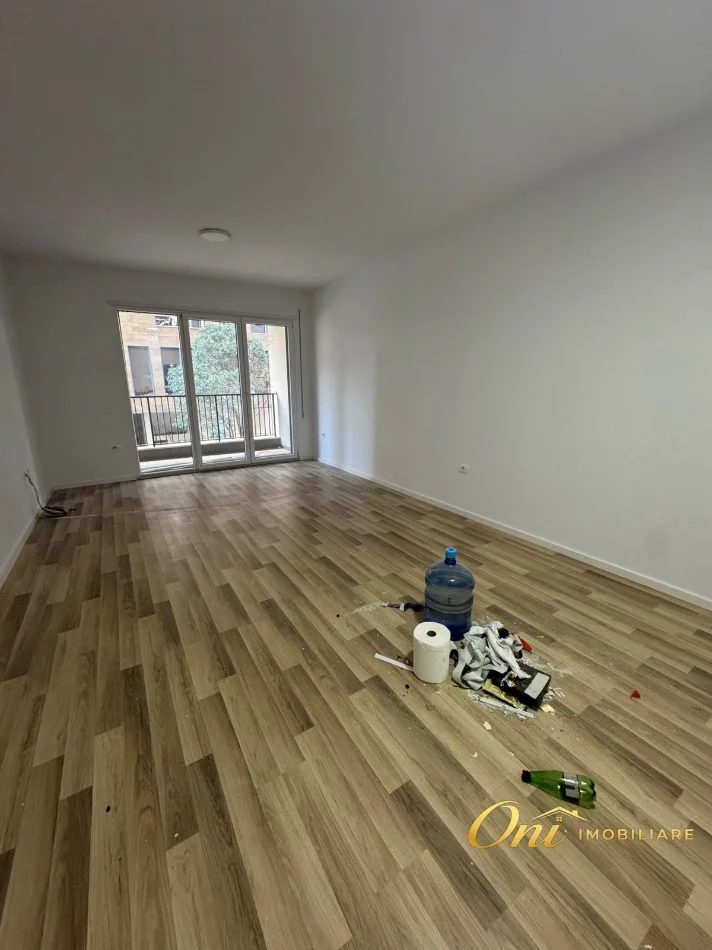 Tirane, jepet me qera zyre Kati 1, 106 m² 600 € (DON BOSKO)