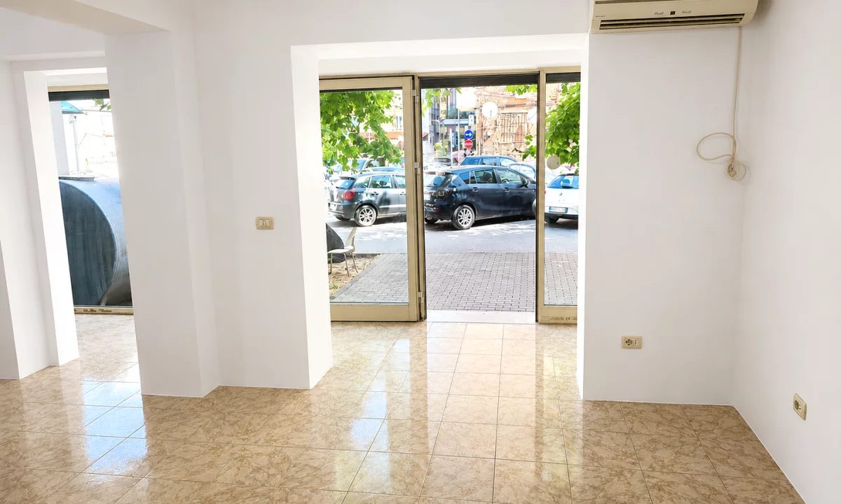 Shiten dy ambiente te ndara ne dyqan dhe garsoniere tek rruga e Kavajes
