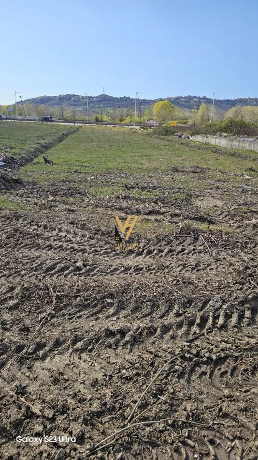Tirane, jepet me qera toke , 860 m² (RINAS)
