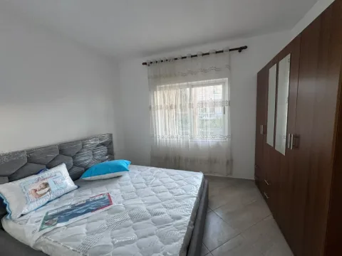Jepet me qera shtepi private me oborr 3+1 ne rrugen e Kokonozeve zona Kodra priftit Tirane.