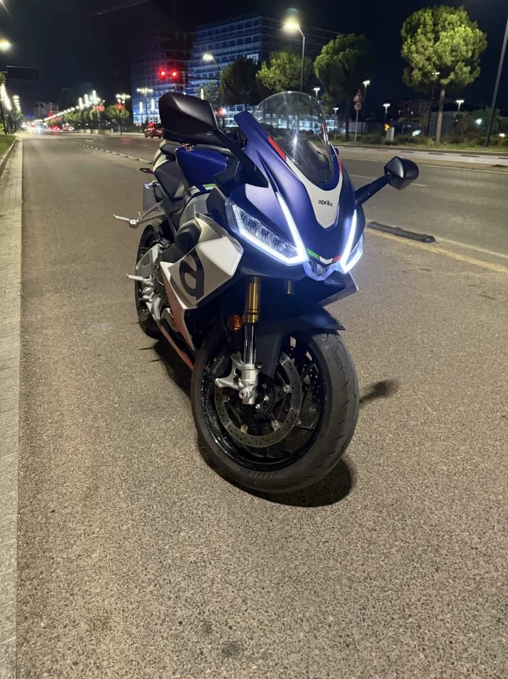 Tirane, shes motor sportiv Aprilia , blu e errët 400 km 12.500 €