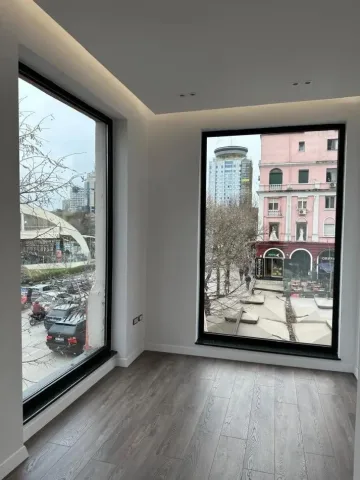 Tirane, jepet me qera ambjent biznesi Kati 1, 76 m² 2.000 € (RRUGA IBRAHIM RRUGOVA)