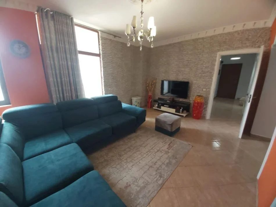 Tirane, jepet me qera apartament 2+1 Kati 4, 80 m² 550 € (ALI DEMI)