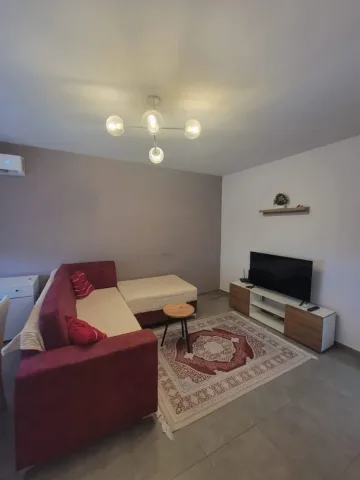 Tirane, jepet me qera apartament 1+1 Kati 5, 75 m² 450 € (Rruga Njazi Meka)