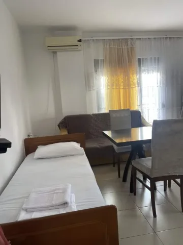 Himare, jap me qera apartament 1+1+BLK Kati 1, 60 m² (HIMARE, AFER SPITALIT HIMARE)