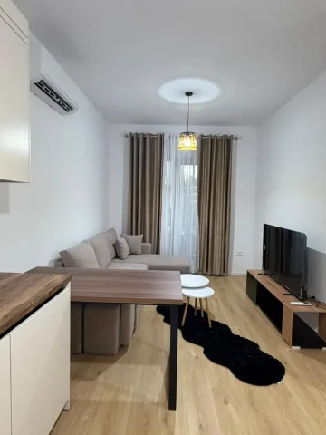 Tirane, jepet me qera Apartament i ri fringo! 1+1 Kati 7, 45.000 leke (Kompleksi Kadiu - Ali Demi)