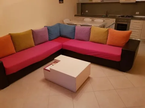 Tirane, jepet me qera apartament 2+1+Ballkon Kati 4, 94 m² 700 € (RRUGA E BARRIKADAVE)