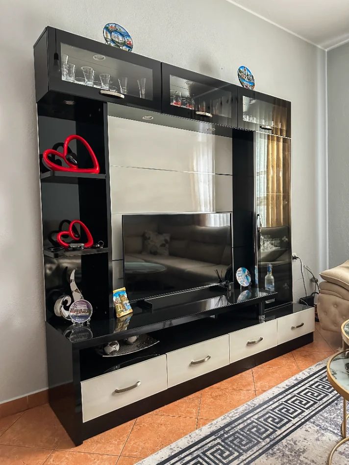Tirane, shes Minibar per TV 200 €