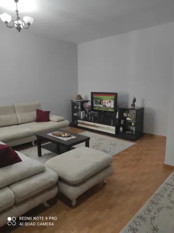 Tirane, jepet me qera apartament 1+1+Ballkon Kati 5, 75 m² 400 € (Yzberisht)