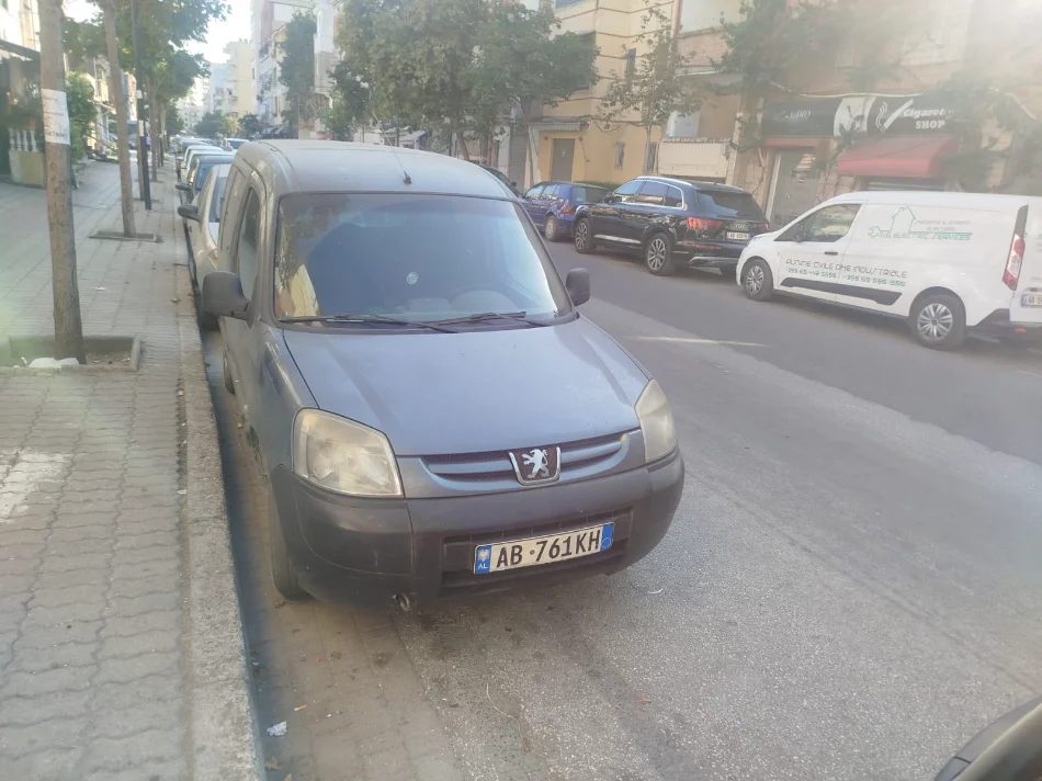 Durres, shes makine Makine Nafte, gri e erret manuale Klima 270.000 km 1.200 €