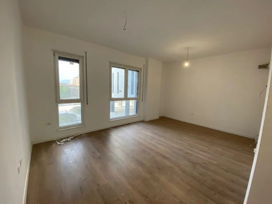 Tirane, jepet me qera ambjent biznesi Kati 1, 61 m² 450 € (Rruga 5 Maji)