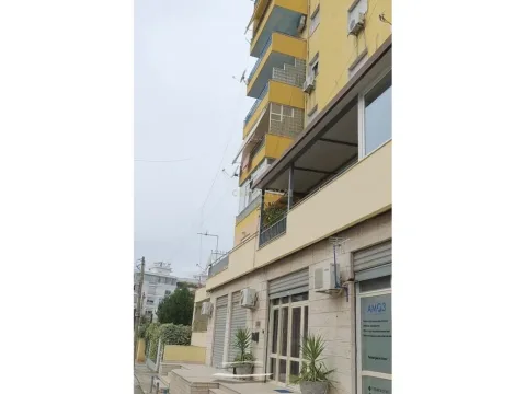 Tirane, shitet ambjent biznesi Kati 1, 130 m² 330.000 € (BLLOKU AMBASADAVE)