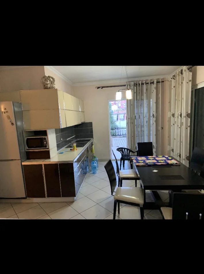 Tirane, jepet me qera apartament 3+1 Kati 2, 152 m² 500 € (Selitë)