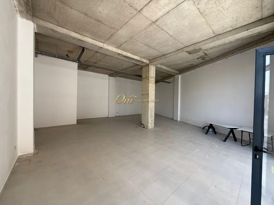 Tirane, jepet me qera dyqan Kati 0, 180 m² 1.800 € (LIQENI I THATE)