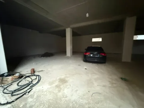 Tirane, jepet me qera magazine Kati -2, 276 m² 1.200 €
