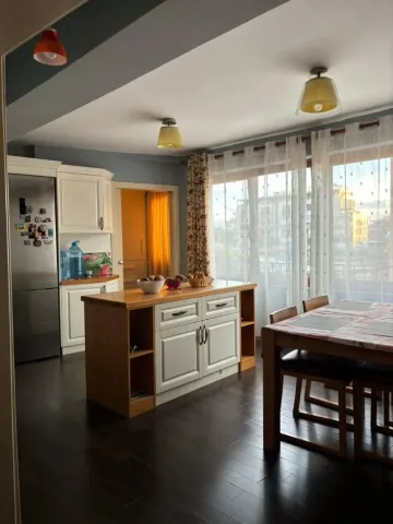 Tirane, jepet me qera apartament 3+1 Kati 6, 125 m² 900 € (Sheshi Skendebej)