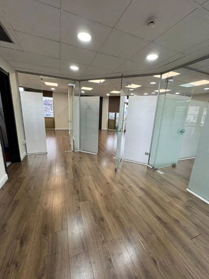 Tirane, jepet me qera zyre Kati 7, 100 m² 1.500 € (SHESHI WILLSON)