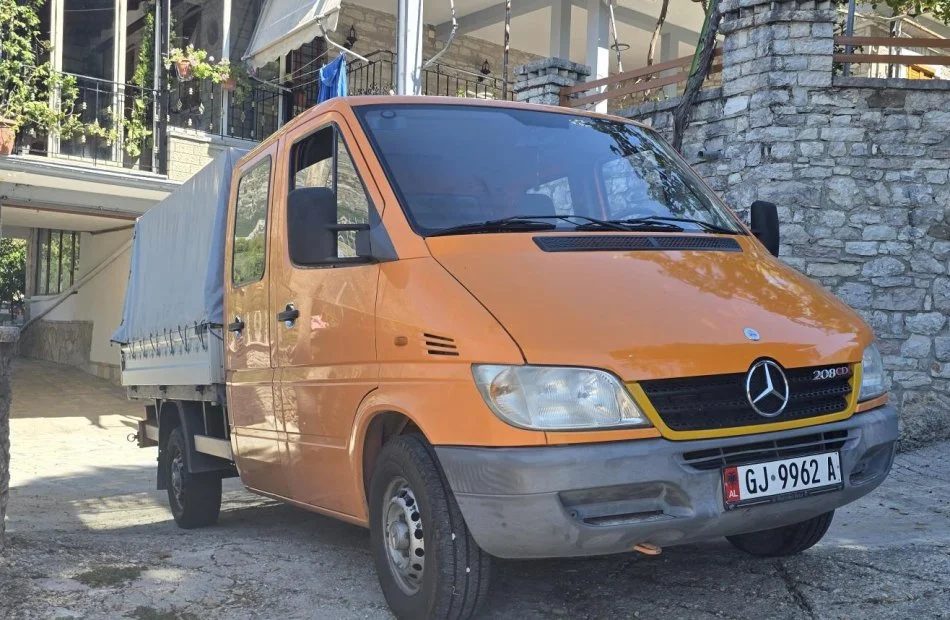 Gjirokaster, shitet Sprinter 208 Nafte, portokalli manuale 246.623 km 8.500 €