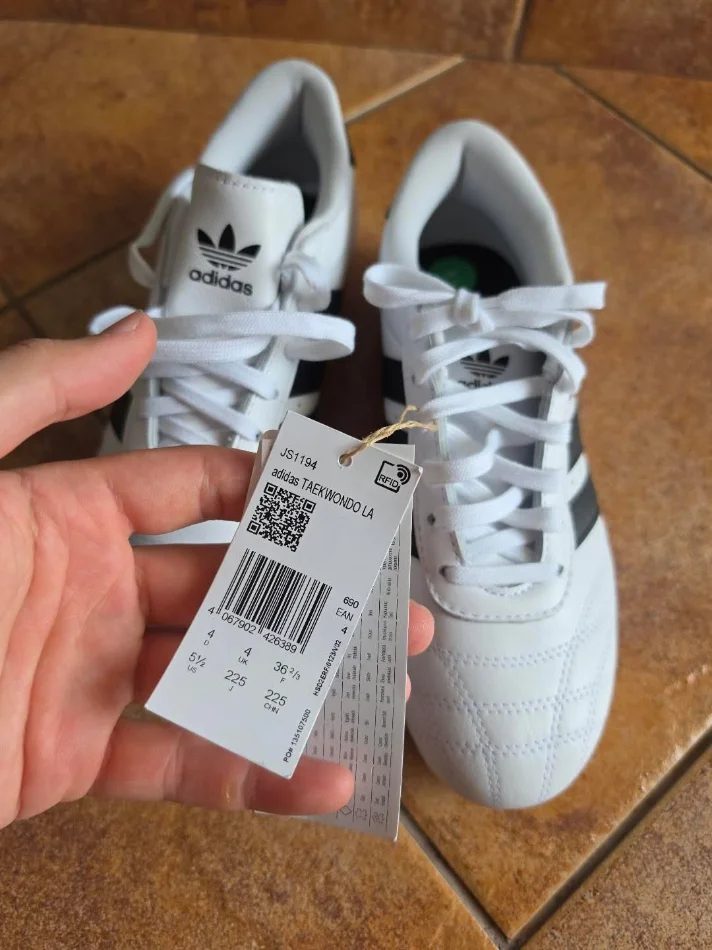 Tirane, shes Atlete Adidas origjinale unisex te reja te Pa perdorura 55 mij lek 55 €