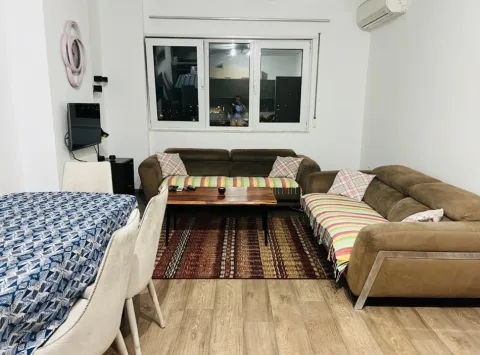 Tirane, jepet me qera apartament 2+1 Kati 12, 100 m² 700 € (Rruga Panorama)