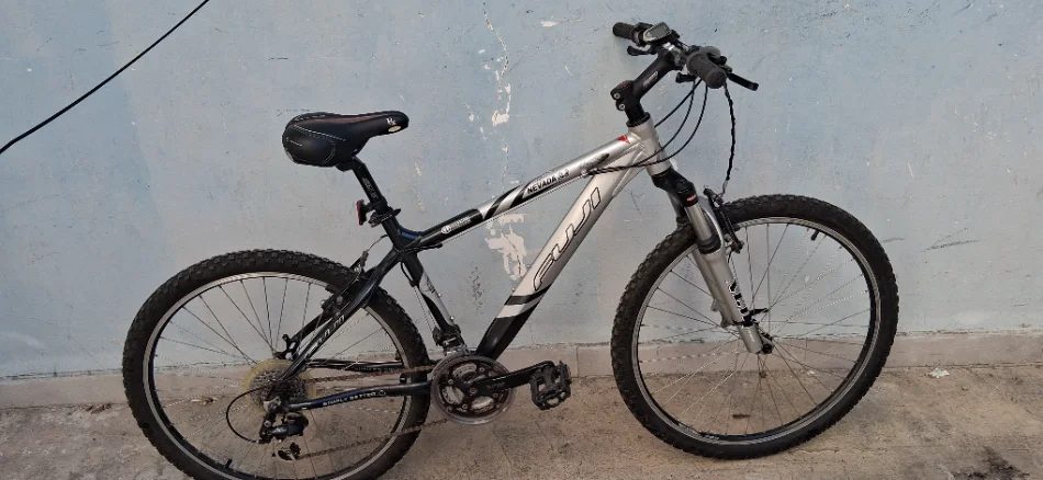 Tirane, shes biciklete 26 gri metalizato 200 €